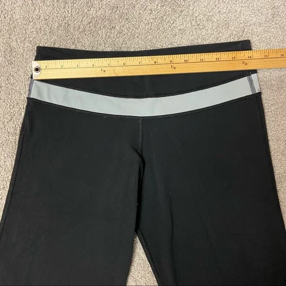 SOLD! LULULEMON Women’s Black Flare Yoga Pants Size 6 - Picture 6 of 8